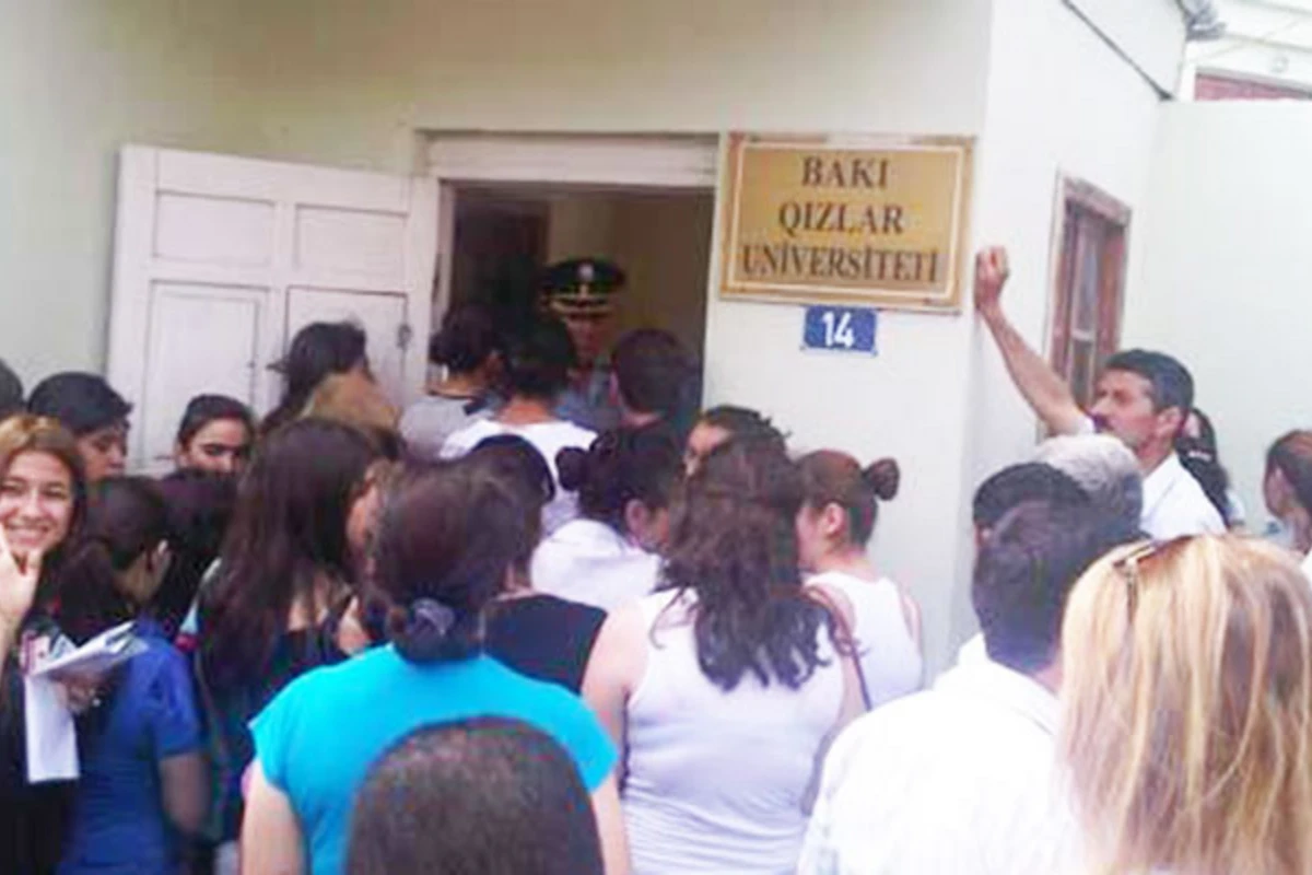Bakıda universitetdə rektor tələbə qalmaqalı: Qrup yoldaşımın halı pisləşdi, sudurğa tutdu Bakıda universitetdə rektor tələbə qalmaqalı: Qrup yoldaşımın halı pisləşdi, sudurğa tutdu