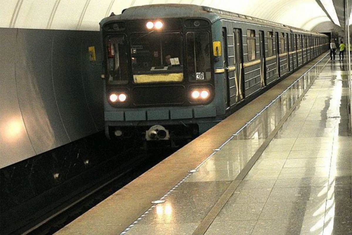 В бакинском метро 17-летний юноша упал на рельсы