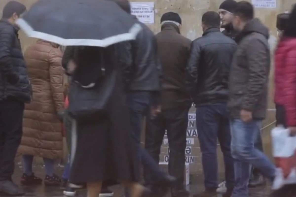 Bakıda dilənən qızın əlindəki plakata yazılan bu sözlər hər kəsi kövrəltdi (VİDEO) Bakıda dilənən qızın əlindəki plakata yazılan bu sözlər hər kəsi kövrəltdi (VİDEO)