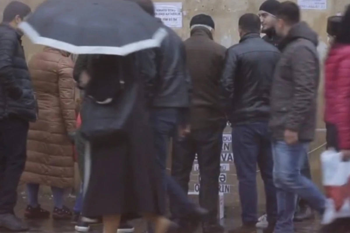 В Баку надпись на табличке девочки-попрошайки растрогала всех (видео)