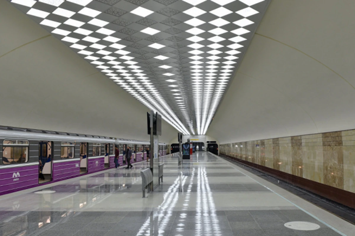 В бакинском метро пассажир упал на рельсы