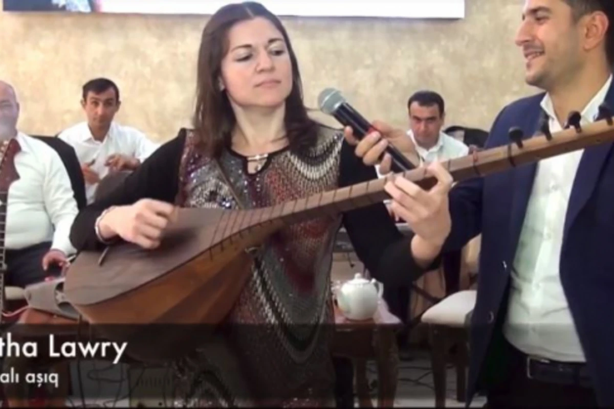 Amerikalı xanım Qazaxda toyda saz çaldı, mahnı oxudu (VİDEO)