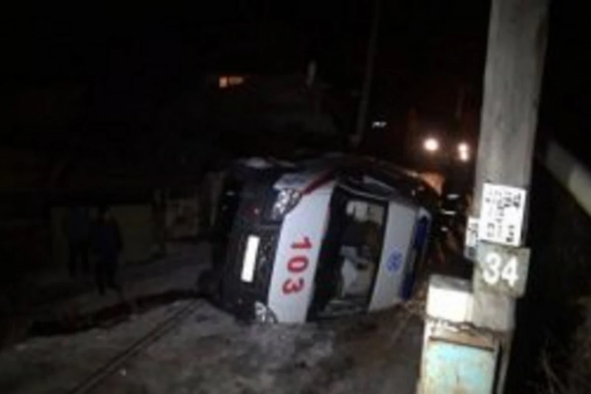 Pambıq yığan tibb işçilərini tarladan gətirən təcili yardım maşını aşıb