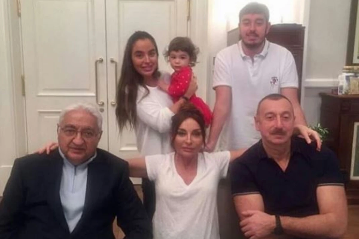Prezident İlham Əliyev ailəsi ilə özəl gününü qeyd etdi (FOTO) Prezident İlham Əliyev ailəsi ilə özəl gününü qeyd etdi (FOTO)