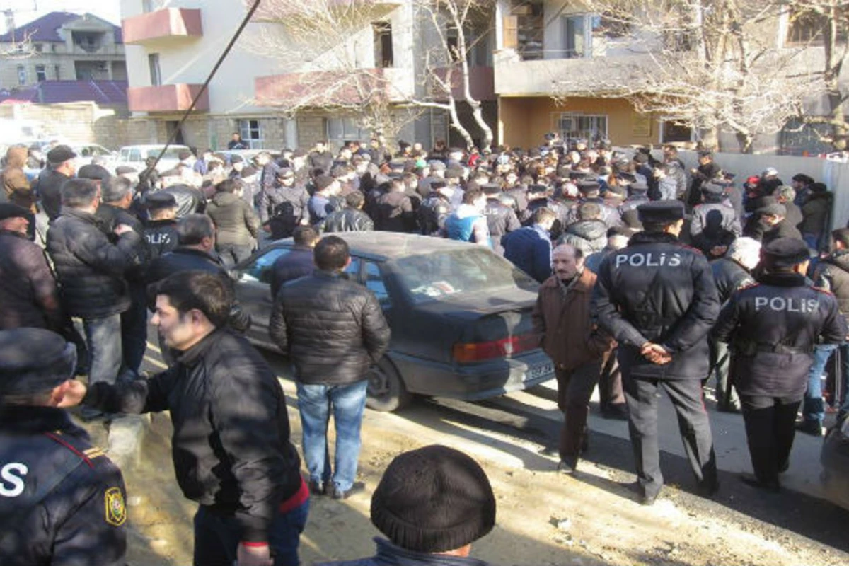 Məcburi köçkünlər yolu bağladı — Evlərin qanunsuz paylanmasına ETİRAZ (VİDEO, FOTO)