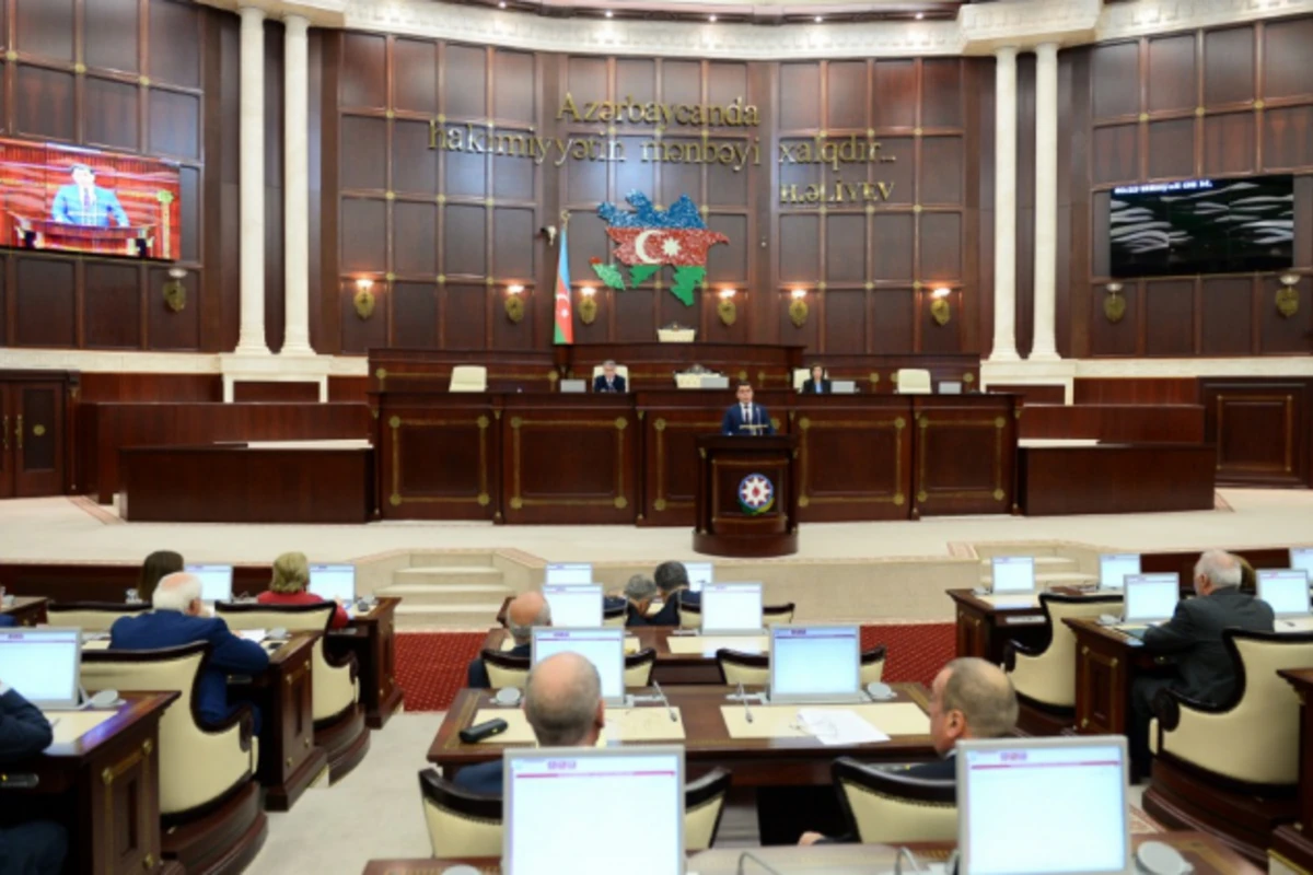 В Азербайджане к зарплатам депутатов прибавили еще 800 AZN