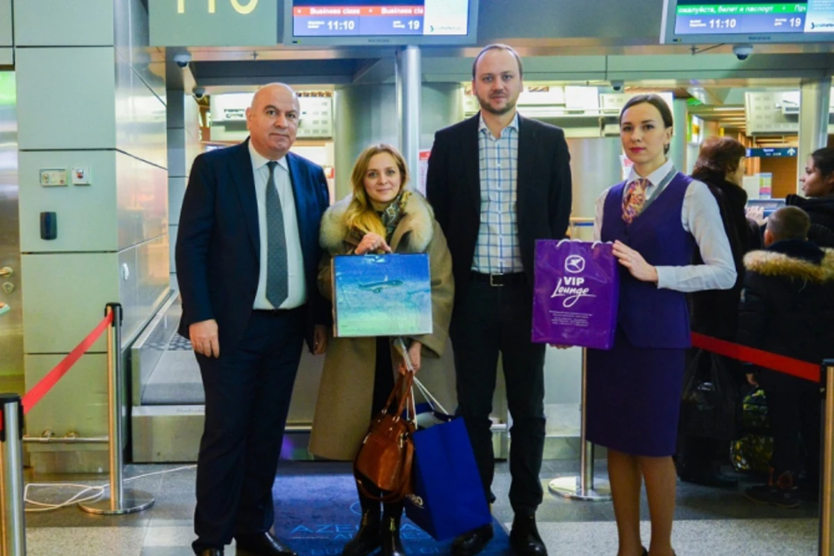 Пассажир AZAL попал в историю, став 18-миллионным (фото)