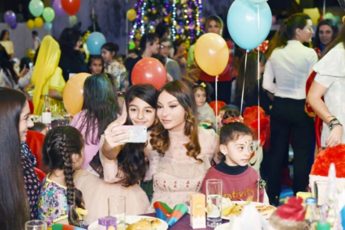 Mehriban Əliyeva uşaqlarla bayram şənliyində - FOTO Mehriban Əliyeva uşaqlarla bayram şənliyində - FOTO