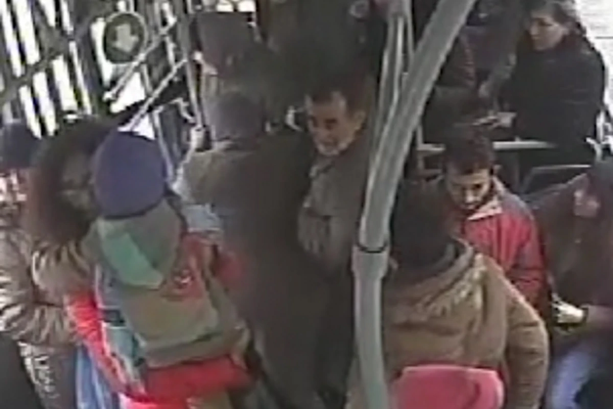 В Баку пьяный пассажир разбил стекла в автобусе (видео)