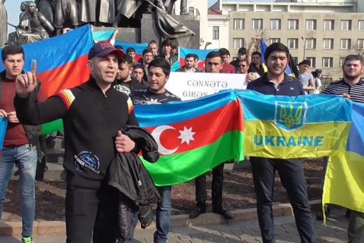 Азербайджанцы митингуют у здания МВД Украины (видео)