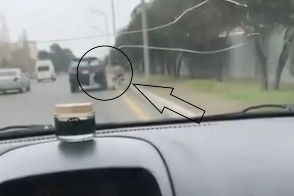 В Баку мужчина вышел из Lexus и начал попрошайничать (видео)