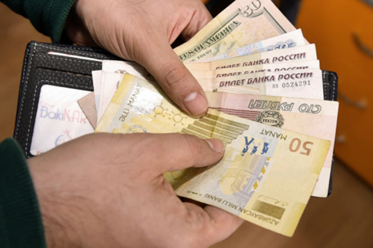 Среднемесячная зарплата в Азербайджане составила 525 манатов