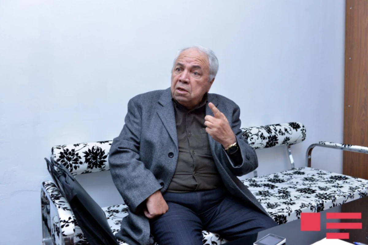 Yazıçı: “Bizim qızlar sekssiz həyat keçirirlər” (FOTO)