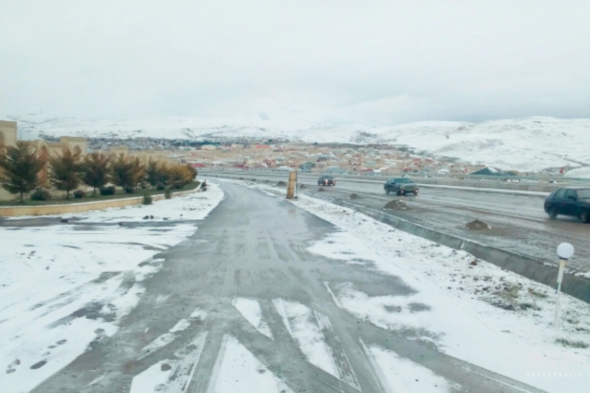 Дорога Баку-Шамаха заледенела, движение транспорта осложнено (фото)