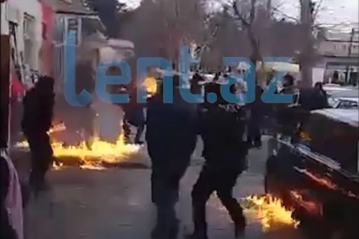 Yol polisi ilə dalaşıb özünü yandıran sürücünün GÖRÜNTÜLƏRİ - TƏFƏRRÜAT (VİDEO)