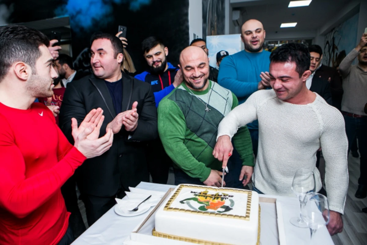 Bakıda yeni açılan lüks trenajor zalında inanılmaz qiymət - günü 1,30 AZN Bakıda yeni açılan lüks trenajor zalında inanılmaz qiymət - günü 1,30 AZN