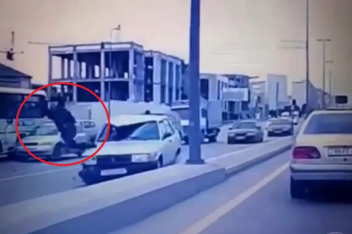 Страшная авария в Баку: пешехода отбросило на несколько метров (видео)