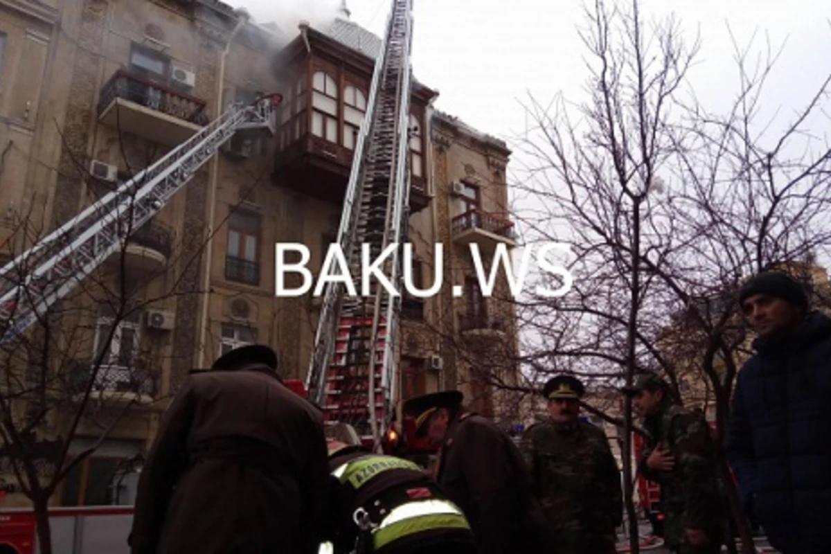Кадры с горящего здания в центре Баку (фото, видео)