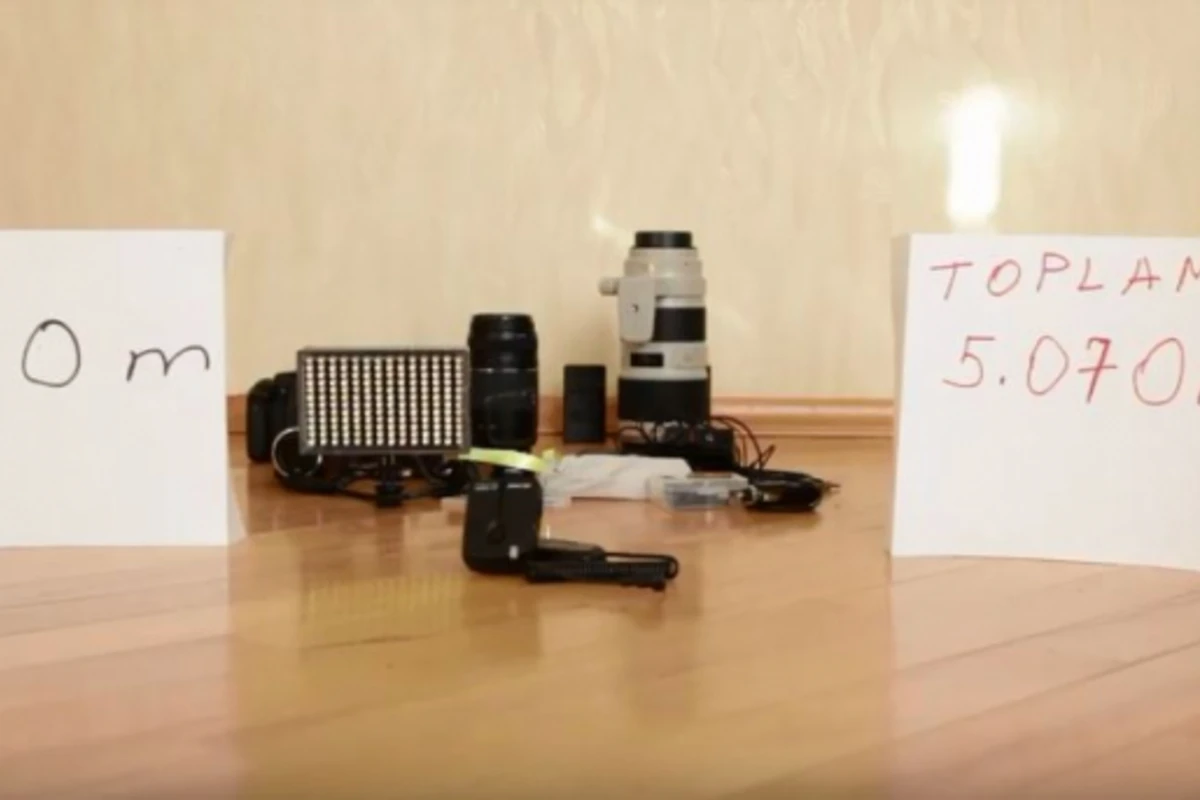Bakıda taksi sürücüsü 5 min manatalıq malı sahibinə qaytardı (VİDEO) Bakıda taksi sürücüsü 5 min manatalıq malı sahibinə qaytardı (VİDEO)