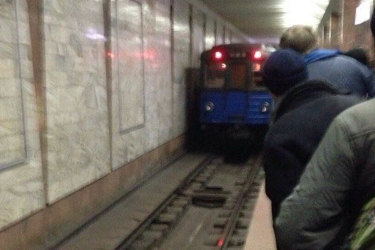 В бакинском метро пассажир спрыгнул с платформы на пути и побежал по рельсам в сторону Эльмляр (видео) В бакинском метро пассажир спрыгнул с платформы на пути и побежал по рельсам в сторону Эльмляр (видео)