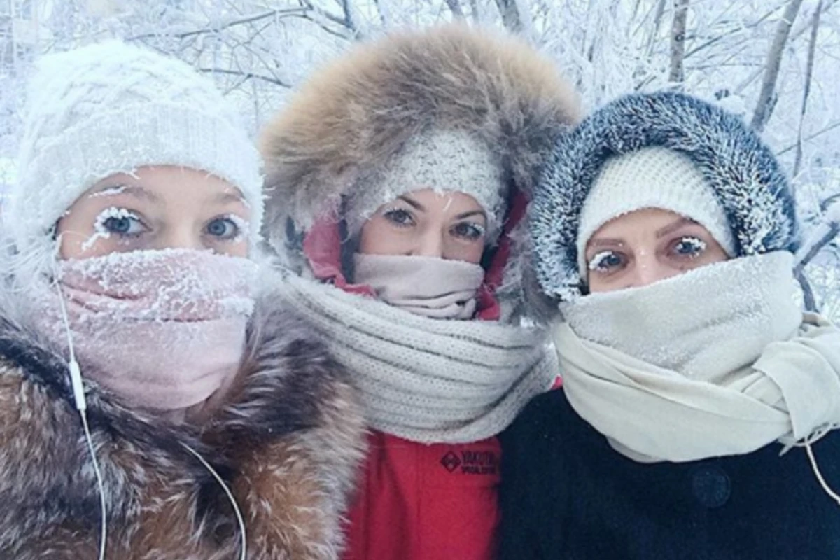 -40 dərəcədə mini geyinib küçəyə çıxan qızın ayağı dondu (FOTO)
