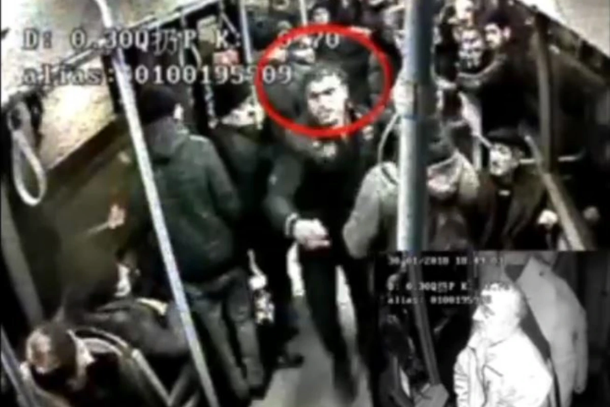 В Баку неоплативший за проезд пассажир устроил скандал в автобусе (видео) В Баку неоплативший за проезд пассажир устроил скандал в автобусе (видео)