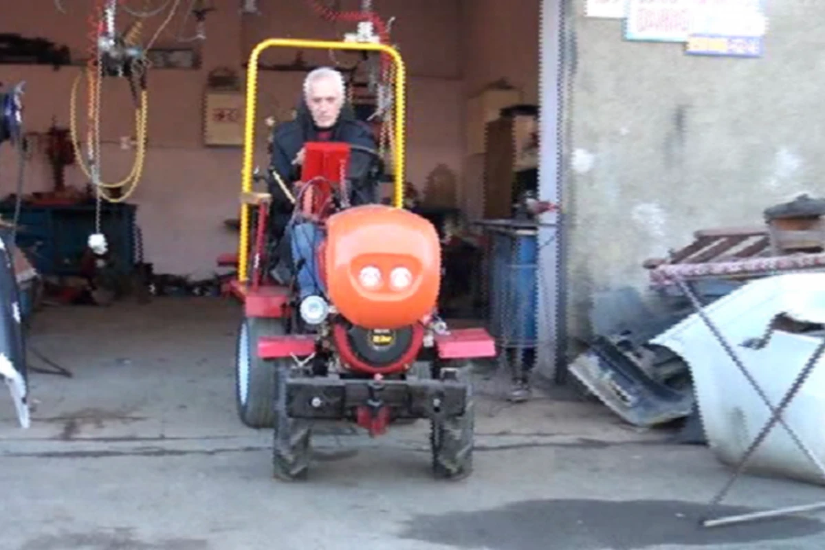 Lənkəran sakini qeyri-adi traktor düzəltdi - 10 saata cəmi 4 litr yanacaq işlədir - VİDEO Lənkəran sakini qeyri-adi traktor düzəltdi - 10 saata cəmi 4 litr yanacaq işlədir - VİDEO