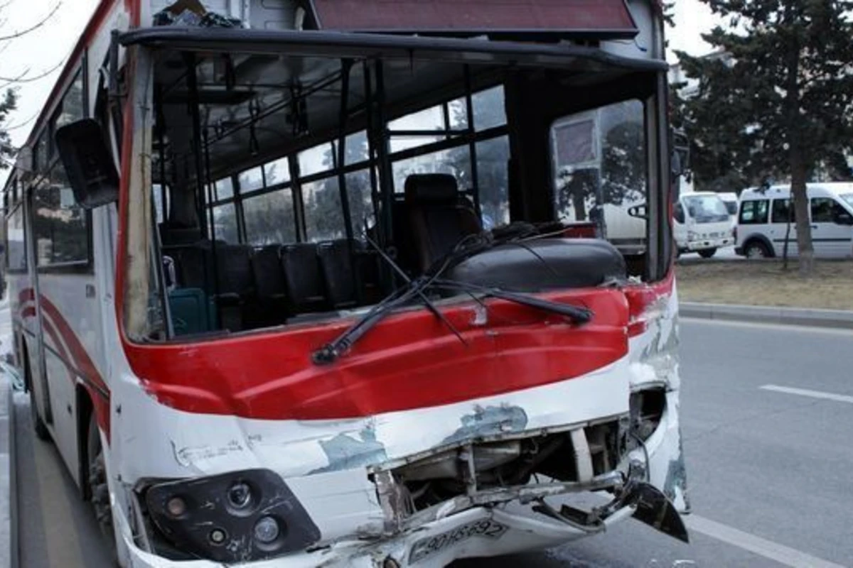 В Баку пассажирский автобус забросали камнями, пассажиру выкололи глаз