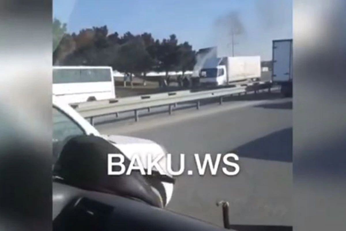 На трассе Баку-Сумгаит воспламенился грузовик (видео)