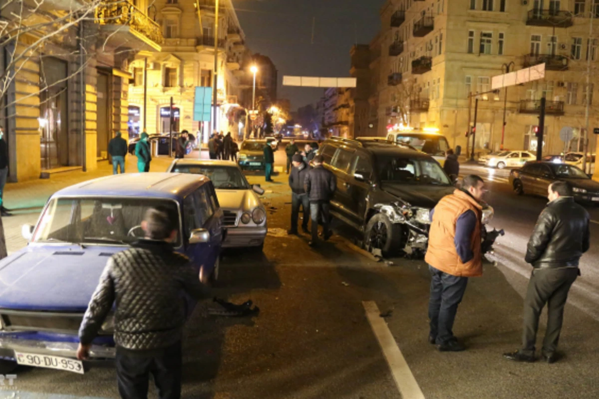 В центре Баку пьяный водитель устроил аварию, пассажир вылетел из окна (фото)
