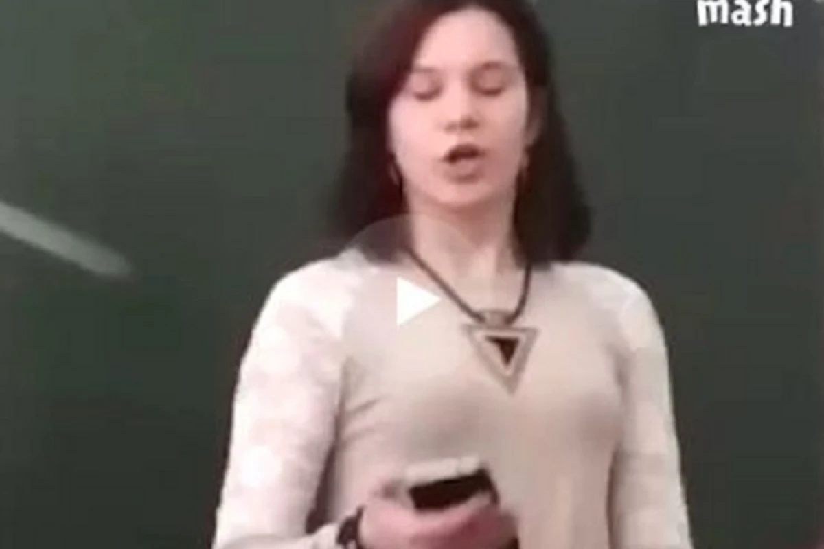 Дочь директора школы прочла на уроке матерное стихотворение Маяковского (видео) Дочь директора школы прочла на уроке матерное стихотворение Маяковского (видео)