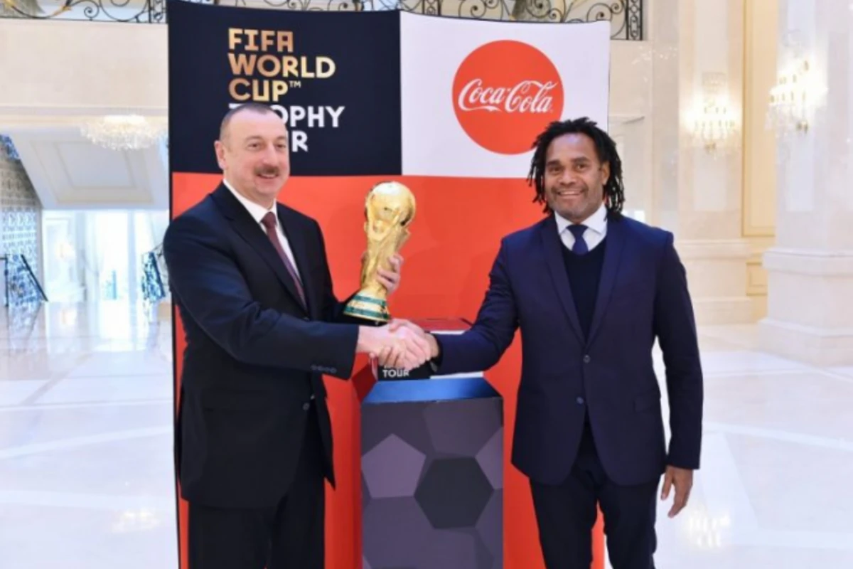 Futbol üzrə dünya çempionatının Kubokunun əsli Azərbaycan prezidentinə təqdim edilib - FOTO Futbol üzrə dünya çempionatının Kubokunun əsli Azərbaycan prezidentinə təqdim edilib - FOTO