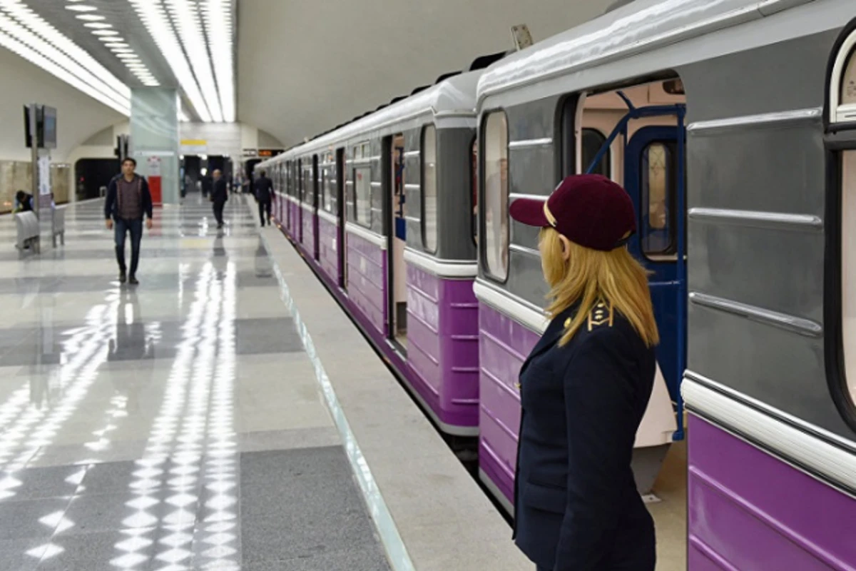 Женщина выжила, оставшись под поездом в Бакметрополитене