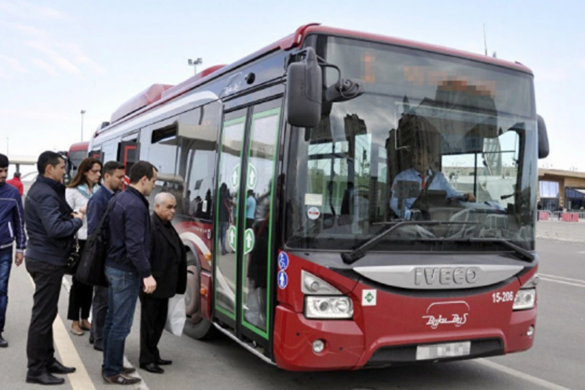 Bakıda sakinlər Bakubus-ın avtobuslarına ziyan vurdular (FOTO)