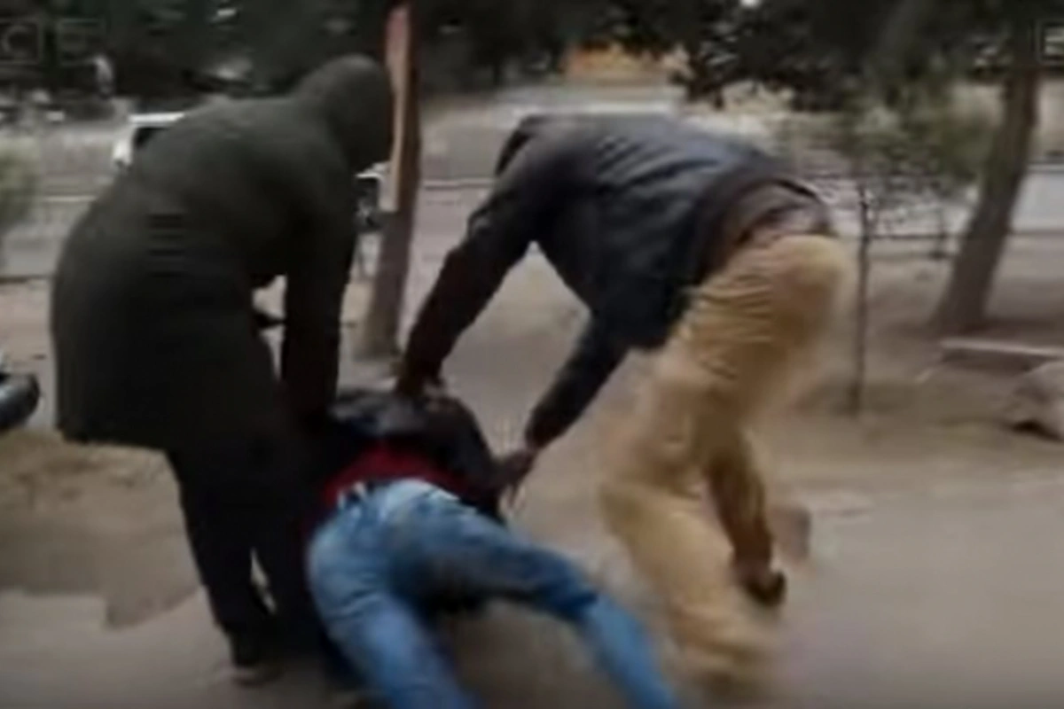 Bakıda iPhone 6-nı 300 manata satan dələduz belə tutuldu: Hara qaçırsan ə... (VİDEO) Bakıda iPhone 6-nı 300 manata satan dələduz belə tutuldu: Hara qaçırsan ə... (VİDEO)