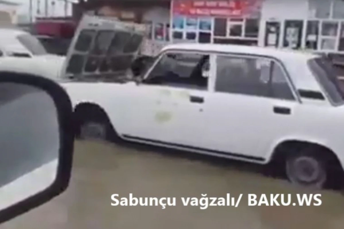 Дождь вновь парализовал движение транспорта в Баку (видео)