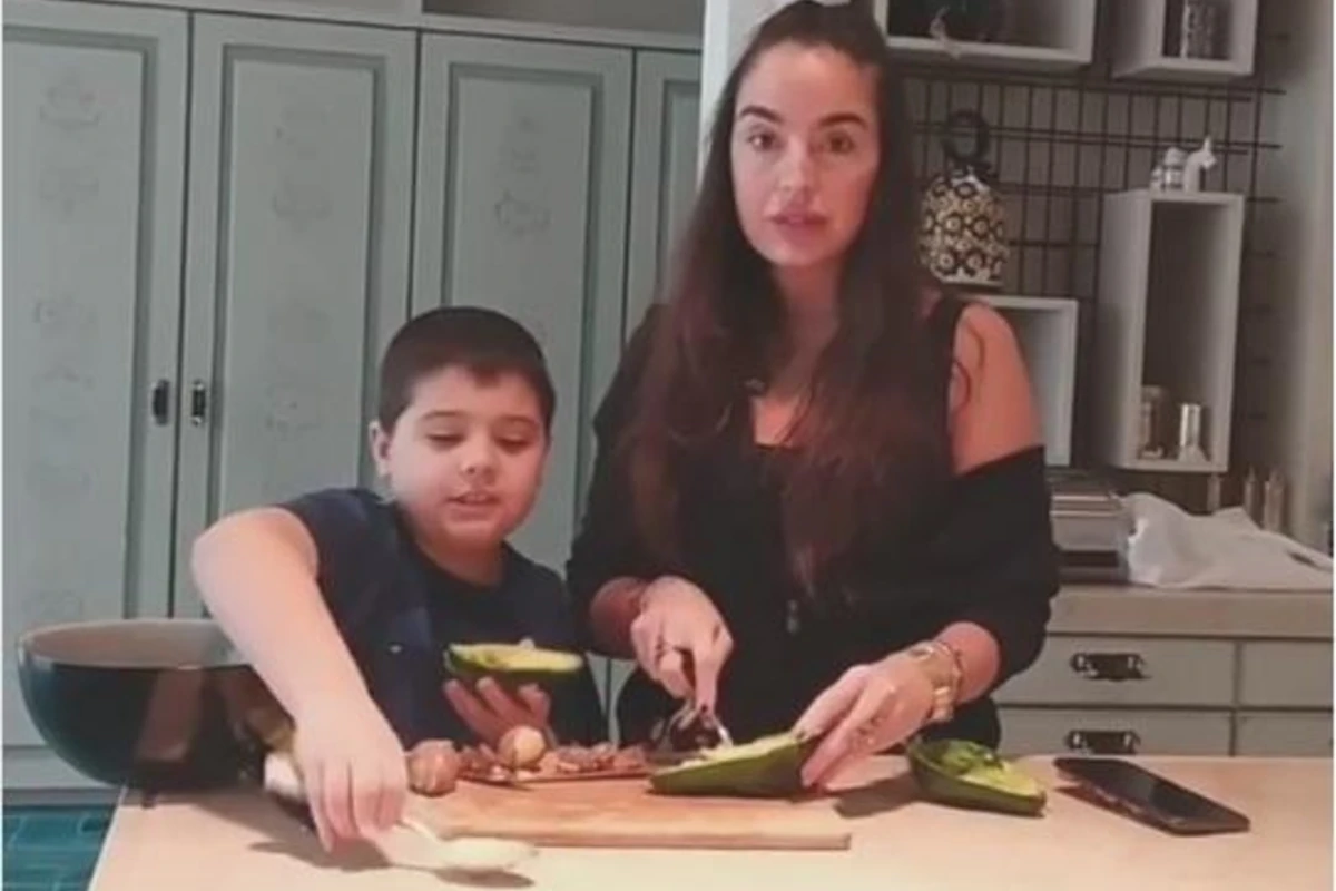 Leyla Əliyeva oğlu ilə salat hazırladı (VİDEO) Leyla Əliyeva oğlu ilə salat hazırladı (VİDEO)