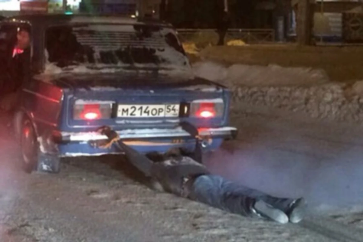 В Азербайджане мужчину избили, привязали к машине и протащили по земле 200 метров