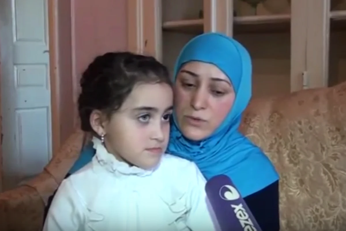 Onun gözlərinin biri göy, digəri isə qara rəngdədir - VİDEO