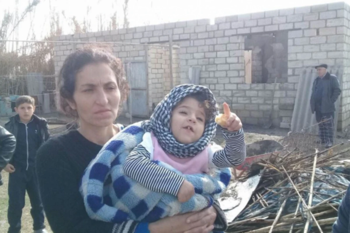 Azərbaycanda azyaşlı övladlarını yanğından xilas edən ata xəsarət aldı (FOTO) Azərbaycanda azyaşlı övladlarını yanğından xilas edən ata xəsarət aldı (FOTO)