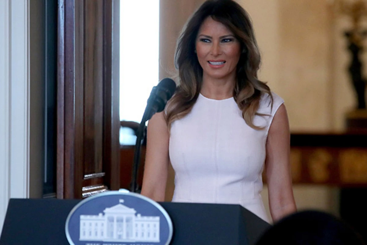 Мелания Трамп в строгом нежно-розовом платье выступила с речью в Белом доме (фото)