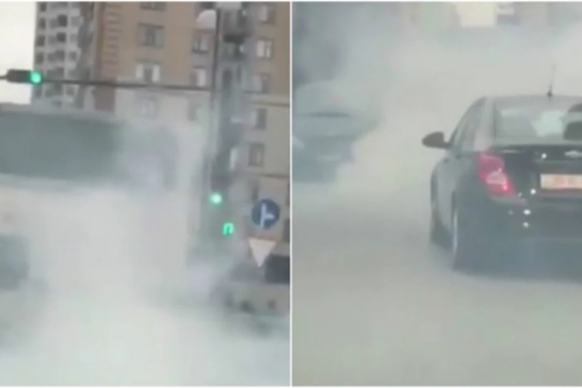 В Баку полный пассажиров автобус задымился посреди дороги (видео) В Баку полный пассажиров автобус задымился посреди дороги (видео)