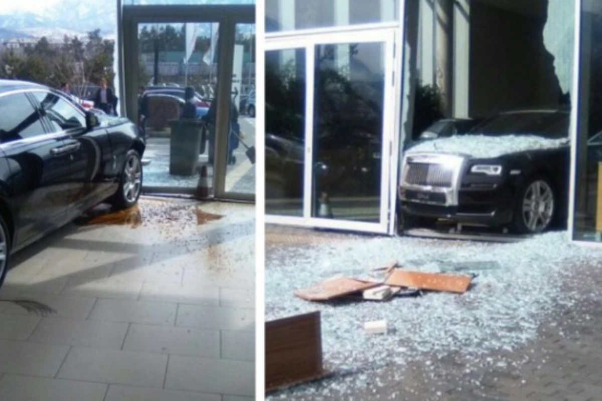 Мужчина въехал в витрину автосалона на новом Rolls-Royce (видео) Мужчина въехал в витрину автосалона на новом Rolls-Royce (видео)