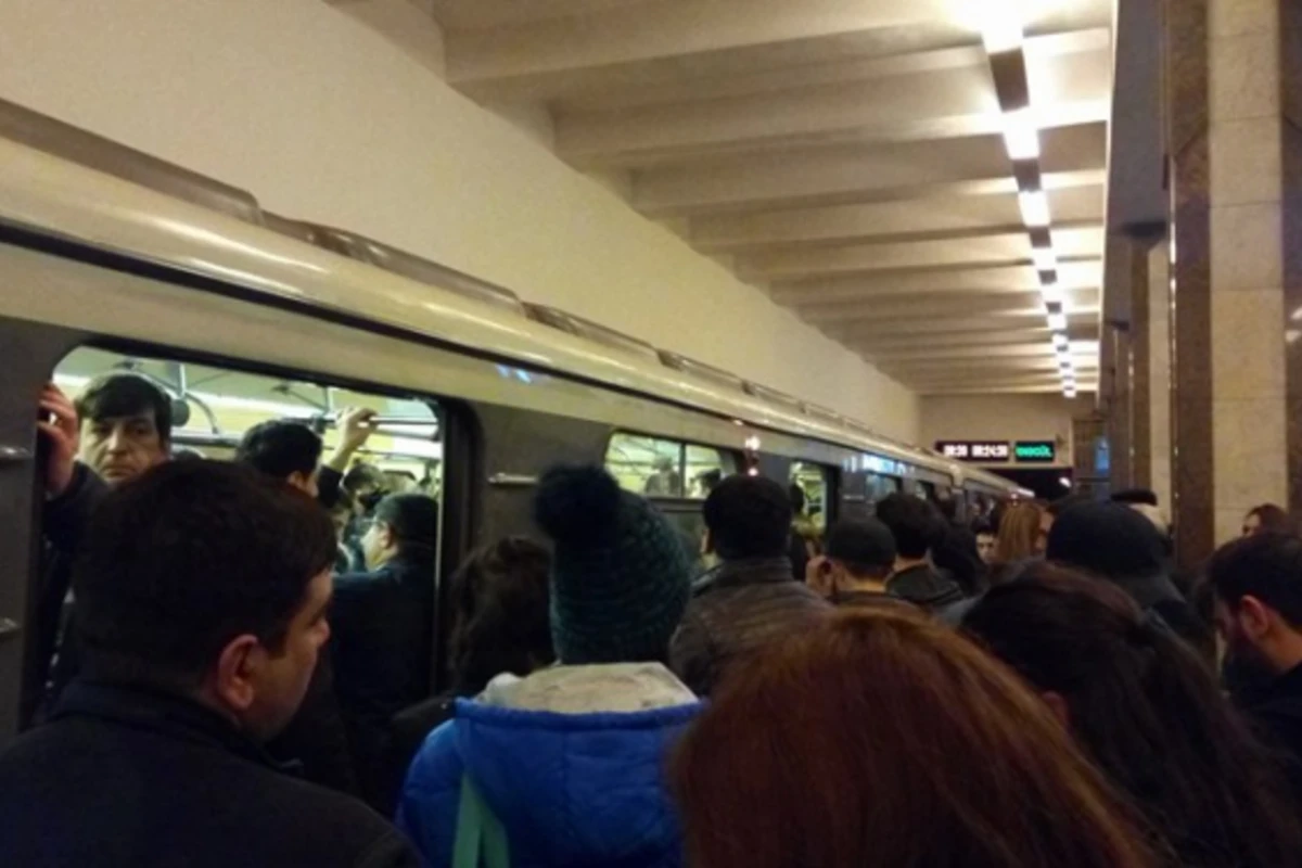 В Бакинском метрополитене возникла проблема с движением поездов