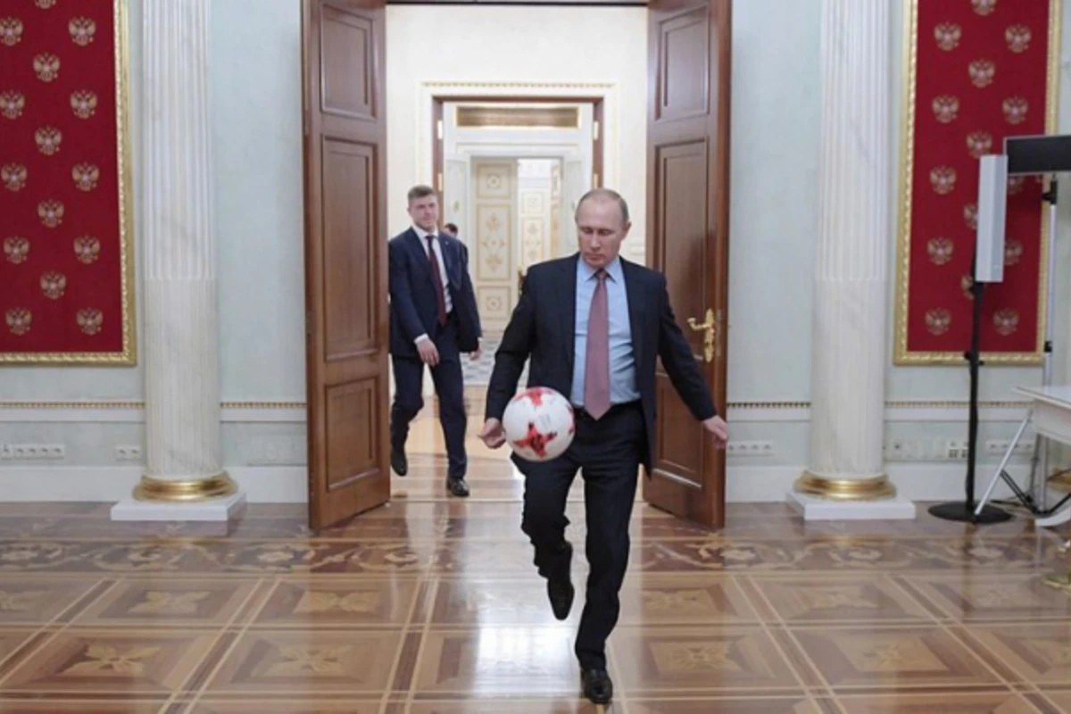 Владимир Путин чеканит мяч прямо в Кремле (видео)
