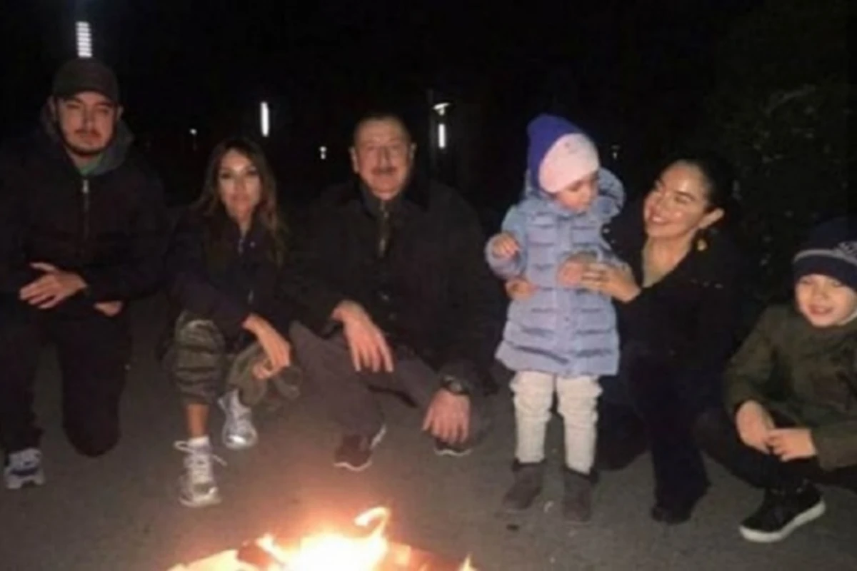 Prezident ailəsi ilə birlikdə Novruz tonqalı ətrafında - FOTO