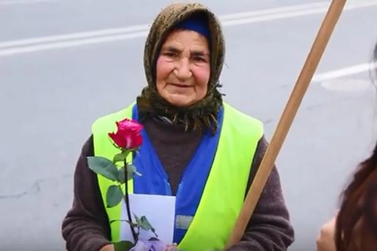 Bakıda dövlət qurumundan küçələri təmizləyən qadınlara BÖYÜK JEST (VİDEO) Bakıda dövlət qurumundan küçələri təmizləyən qadınlara BÖYÜK JEST (VİDEO)