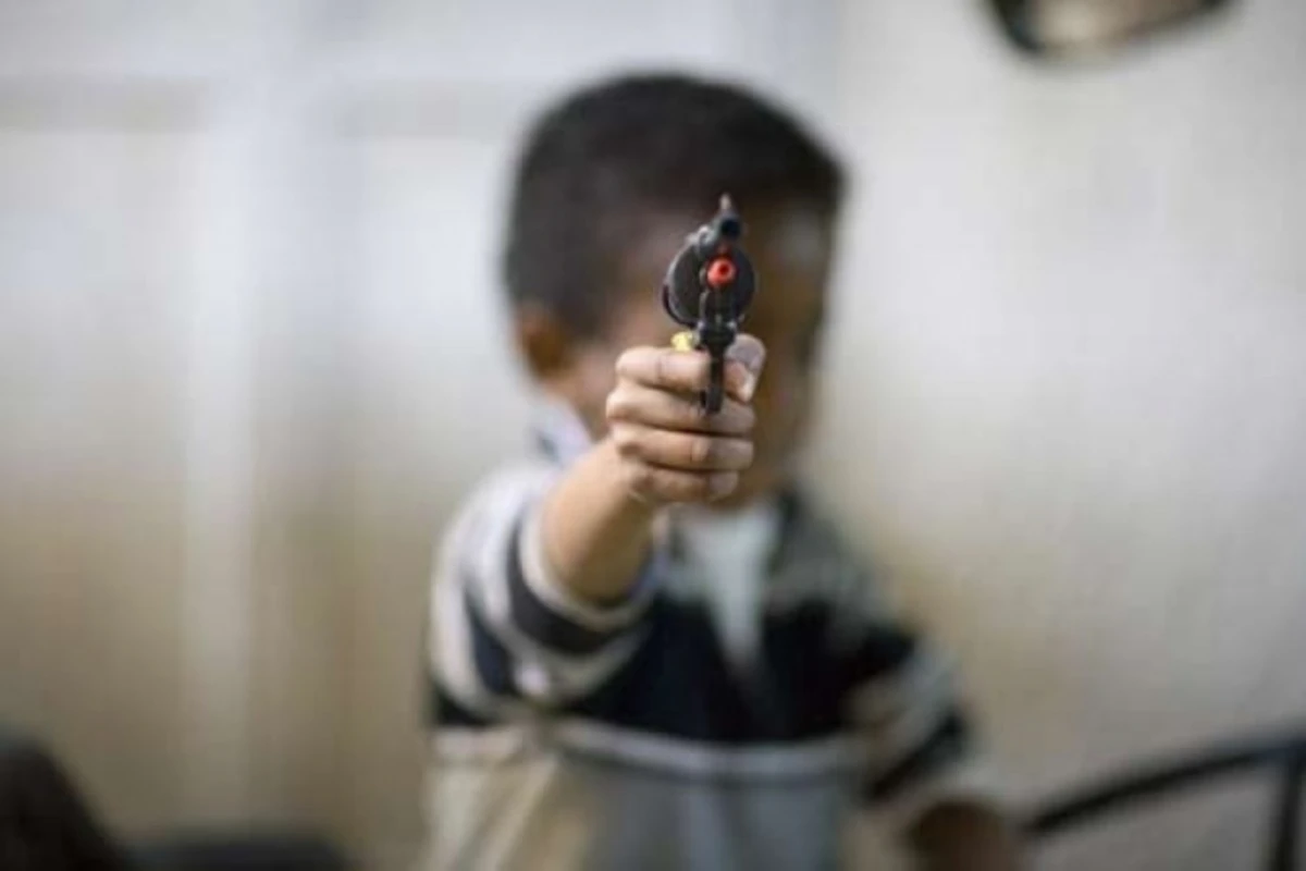 В Азербайджане мальчик выстрелил в 4-летнего брата