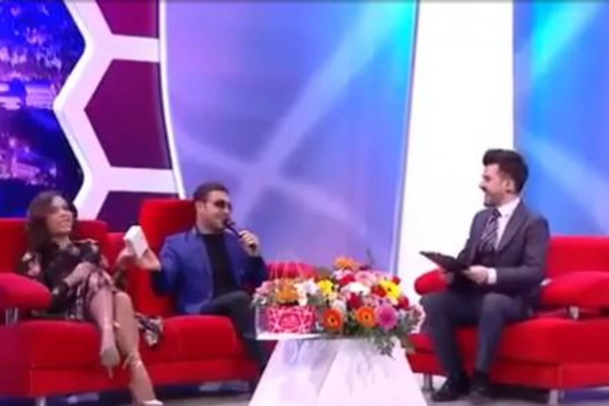 Talıb Tale xanım həmkarının qızına canlı efirdə hədiyyə yolladı (VİDEO) Talıb Tale xanım həmkarının qızına canlı efirdə hədiyyə yolladı (VİDEO)