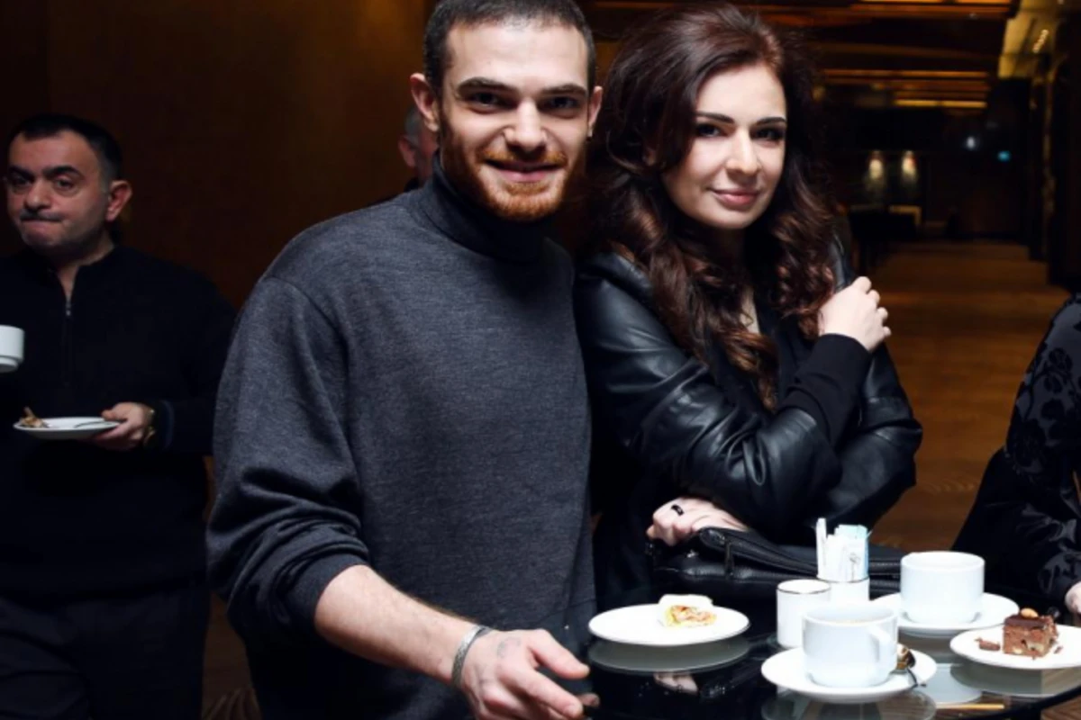 Elnurun hər kəsdən gizlətdiyi bacısı (FOTO) Elnurun hər kəsdən gizlətdiyi bacısı (FOTO)